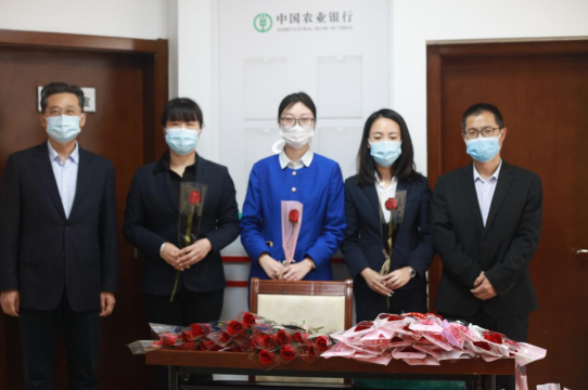 連心物業(yè)駐德州農行項目開(kāi)展“三八婦女節獻花送祝福”主題活動(dòng)